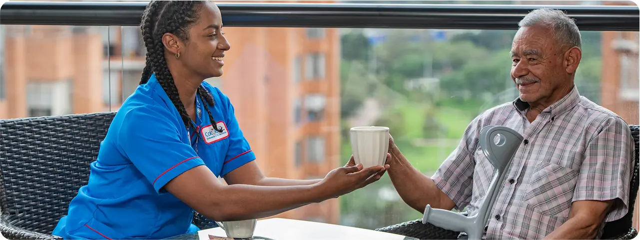 Enfermera de colcuidar cuidando a un paciente en casa