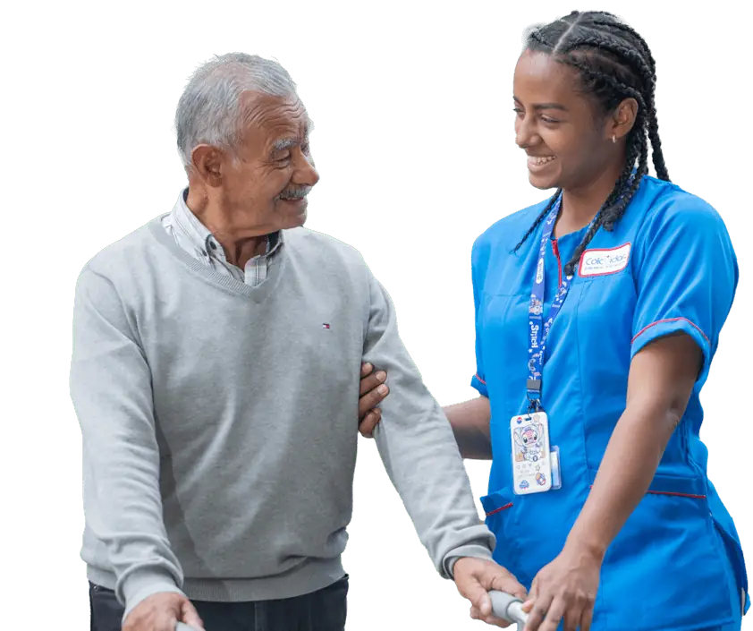 Enfermera de colcuidar cuidando a un paciente de la tercera edad